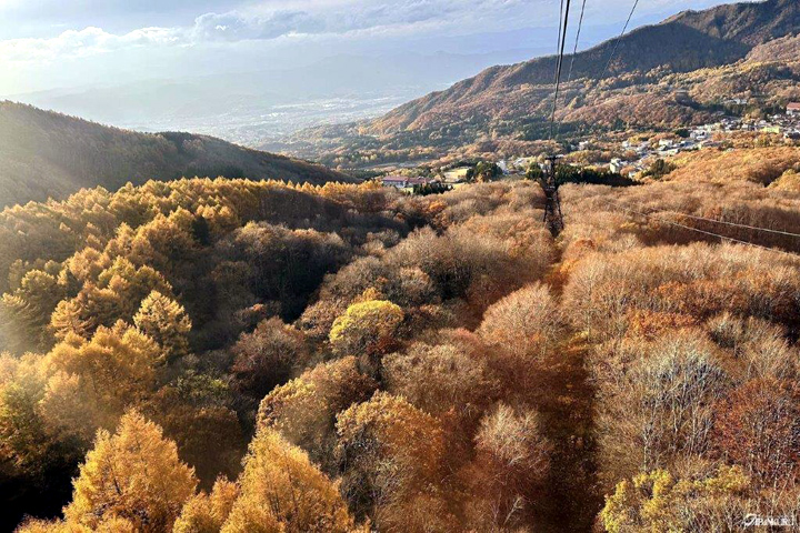 ▲搭乘纜車前往山頂，沿途可見各季山色層次如畫。　圖：JR TIMES／提供