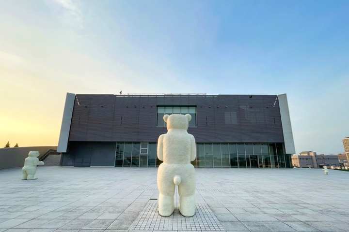 富山縣美術館戶外廣場展示日本雕刻藝術家三澤厚彥的作品「ANIMALS」，可利用角度拍出趣味特色照。　圖：向日遊顧問有限公司／來源