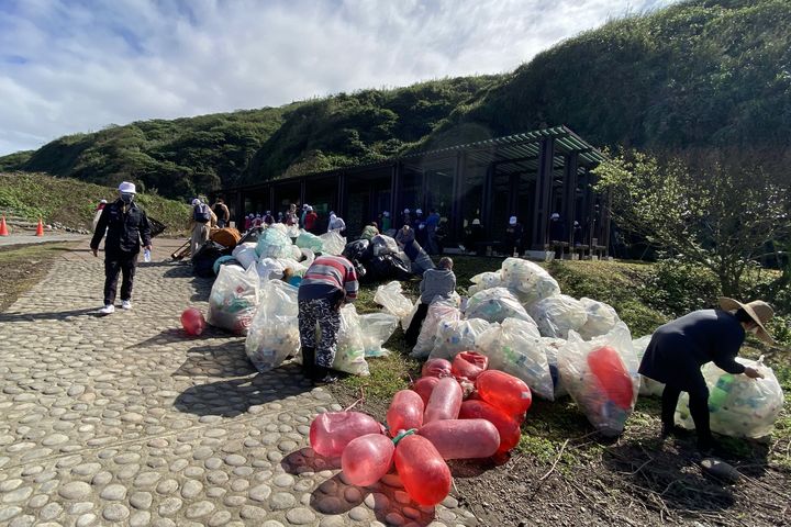 ▲志工辛苦清除沿岸的垃圾，希望喚起環保意識。　圖：東北角暨宜蘭海岸國家風景區管理處／提供