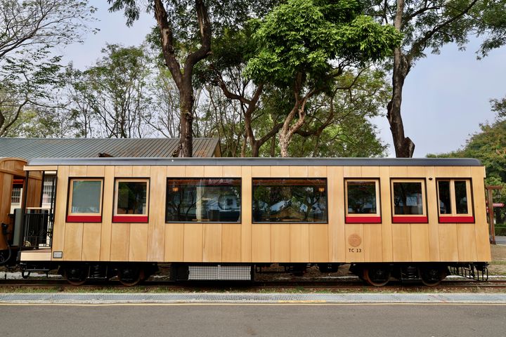 ▲車廂外觀採用大片式的台灣檜木板材，搭配深邃的黑色窗框，並在車身側面以經典紅色點綴。　圖：阿里山林業鐵路及文化資產管理處／提供