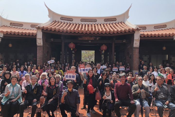 知名書法家吳季如於全臺首座民俗公園內的臺灣民俗文物館內揮毫。　圖：臺中市政府文化局／提供 