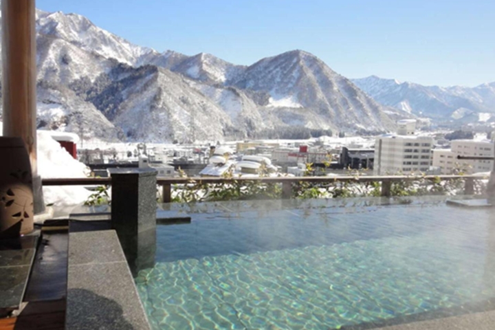 溫泉與當季美食為日本旅人在冬季旅遊的最愛元素。　圖：Booking.com Japan K.K.／來源