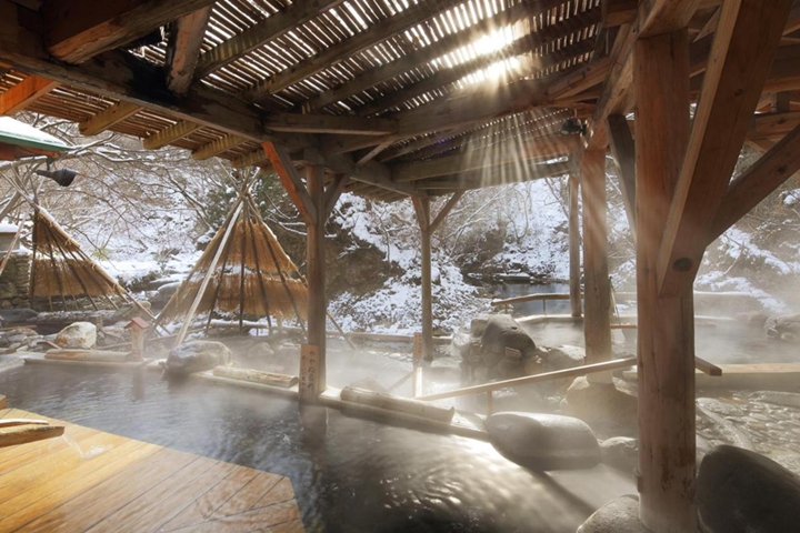 ▲館內提供多種不同特色的露天溫泉浴池。　圖：Booking.com Japan K.K.／來源