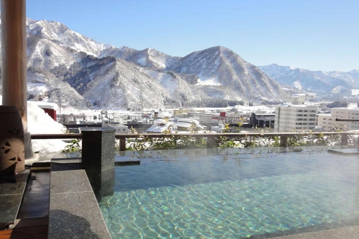 ▲館內頂樓的露天浴池能眺望冬季染上雪白的谷川連峰絕景。　圖：Booking.com Japan K.K.／來源