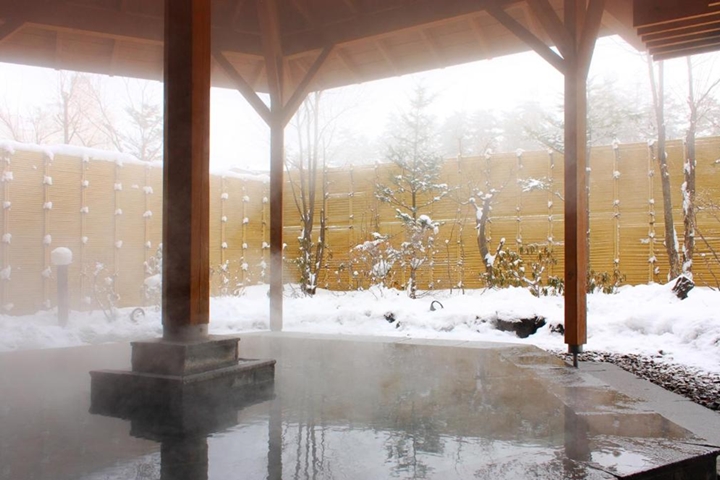 ▲露天溫泉浴池「石庭」打造為結合日式庭園風情的空間，四季呈現不同面貌。　圖：Booking.com Japan K.K.／來源