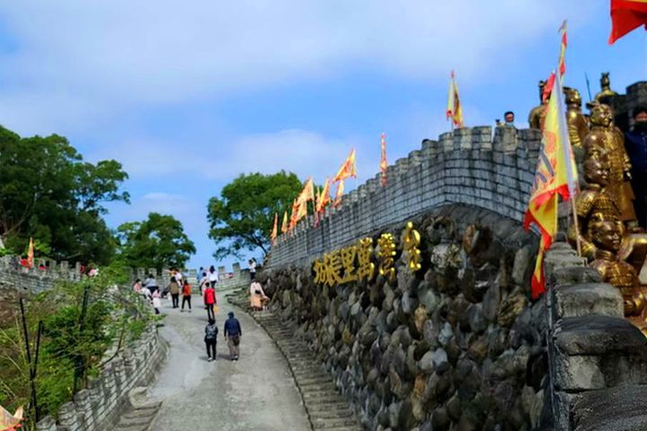 位於白河的萬里長城園區，春日木棉花綻放。　圖：白河台灣萬里長城／提供