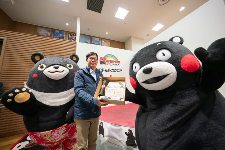 陳其邁市長贈送高雄熊文創商品給熊本熊。　圖：高雄市政府觀光局／提供 