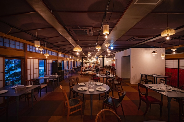 ▲館內餐廳「燭」設置大片鏡子，打造出無限空間。　圖：REAL QUALITY／來源