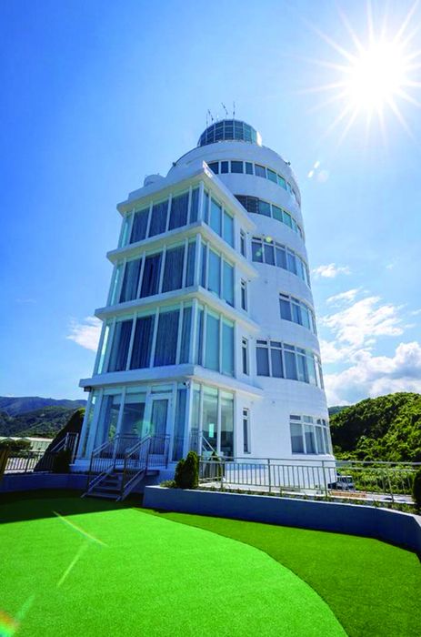 ▲台灣唯一的燈塔飯店，修建後的純白建築更襯山水景色。　圖：BRIGHTHOUSE 光之旅／提供