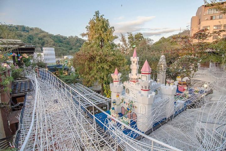 ▲用鋼筋藝術製作的么么天空步道，讓你一覽紙箱王風景。　圖：紙箱王／提供