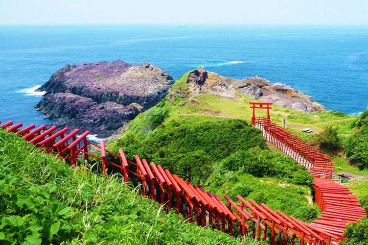 ▲盛夏時節由朱紅鳥居、草綠山坡、蔚藍大海三種色彩相互交織。　圖：向日遊顧問有限公司／來源