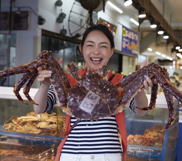 ▲函館港的傳統市場裡聚集多家水產店，更有機會自費品嚐各類當季鮮貨，例如美味的長腳蟹、鮭魚卵與海膽。　圖：大榮旅遊／提供