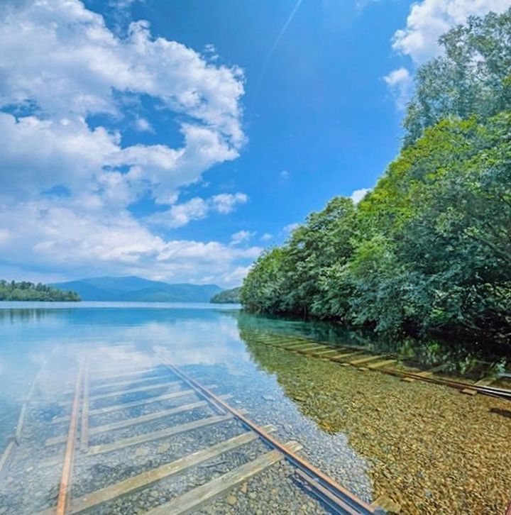 ▲北海道十勝地區的然別湖，從湖岸向湖中延伸的「湖中鐵軌」，因神似宮崎駿動畫電影《神隱少女》的場景等而聲名大噪。　圖：大榮旅遊／提供