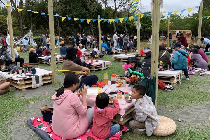 民眾在大安森林公園野餐，享受春日午後時光。　圖：臺北市政府觀光傳播局／提供