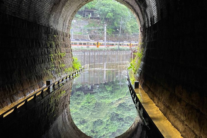 ▲三瓜子隧道出口處的「鏡面水池」，絕美之景成為人氣打卡點。　圖：新北市政府觀光旅遊局／提供
