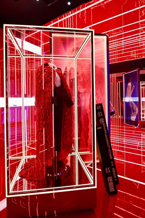 ▲張國榮在《跨越97》演唱會上穿着的紅色斗篷及閃石西裝。　圖：香港文化博物館／提供