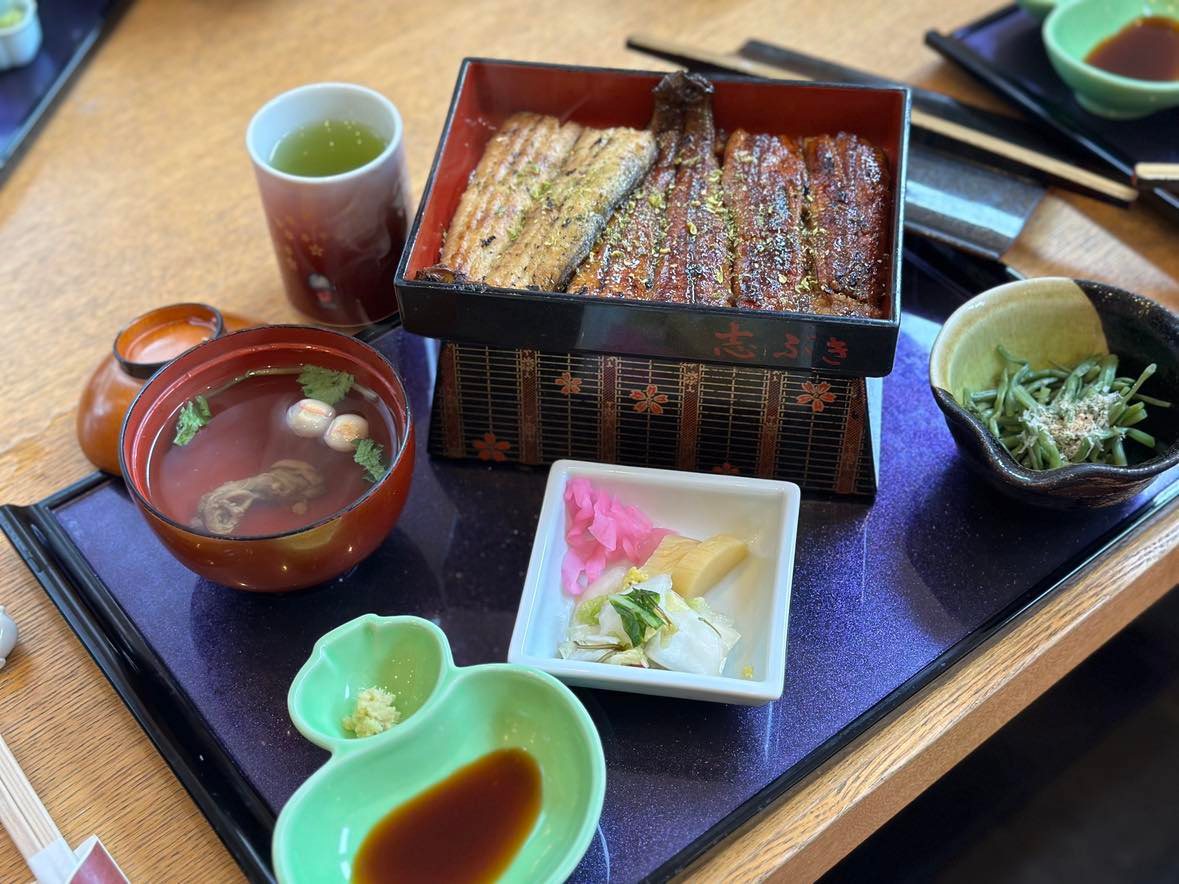 ▲濱松店家「館山寺鰻魚-志ぶき」的「殿樣鰻魚重」，白燒蒲燒口味一次吃足。　記者-蔡雅雯／攝影