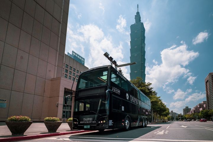 ▲雙層餐車推出4月中午包車促銷及5、6月母親節、端午節限時活動，邀請大家品味佳餚時一同暢遊台北。　圖：臺北市政府觀光傳播局／提供