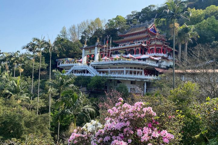 ▲指南宮園區除了氣勢宏偉的宮廟建築，還有景緻優美的園林造景及豐富植栽，讓人流連忘返。　圖：臺北市政府觀光傳播局／提供