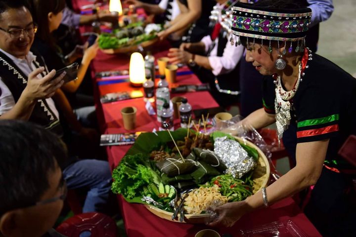 ▲長街宴以哈尼族「簸箕手抓飯」形式呈現，盛裝多道雲南特色佳餚。　圖：桃園市政府觀光旅遊局／提供