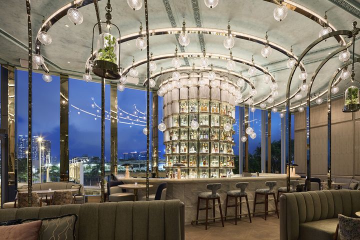 ▲於亞洲50最佳酒吧2022勇奪第三名的 Argo 位置優越，坐擁維多利亞港景緻。　圖：香港旅遊發展局／提供