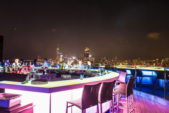 Causeway Bay_SKYE rooftop bar and restaurant。　圖：香港旅遊發展局／提供