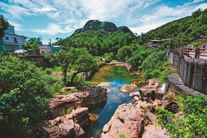 石獅山盤據於七堵瑪陵坑，站在瑪陵橋上，正好遠眺石獅山景。　圖：基隆市政府觀光及城市行銷處／提供