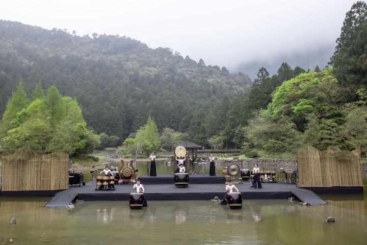 ▲2023明池水劇場由「池中劍 II－英雄會」震撼登場。　圖：力麗馬告生態園區明池森林遊樂區／提供