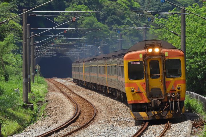 臺鐵柴聯自強號將於4/26開出最後2列末班紀念列車，同時進行榮退紀念。　圖：交通部臺灣鐵路管理局／提供 