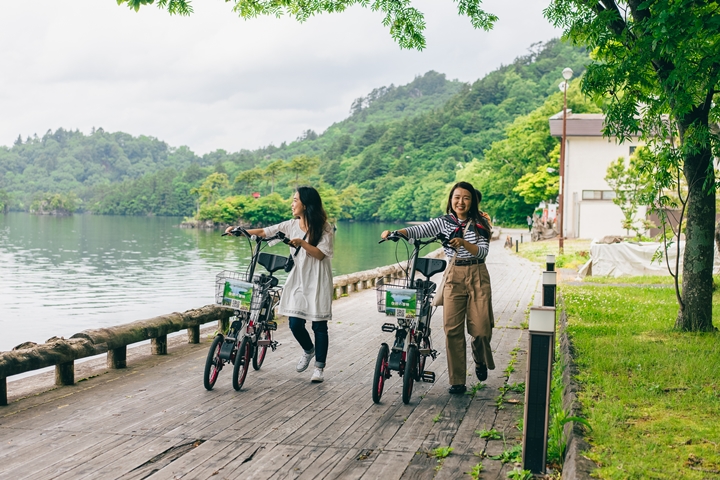 即日起至10／31，今年度的十和田湖畔電動自行車E-BIKE租借服務開跑！　圖：十和田奧入瀨觀光機構／來源