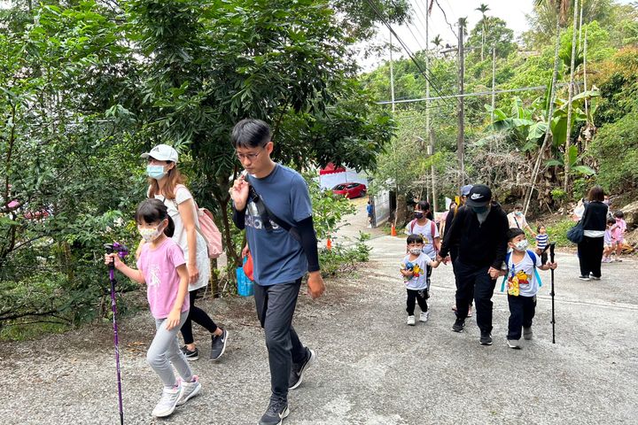 ▲賞螢民眾前往伍龍步道。　圖：臺南市政府觀光旅遊局／提供