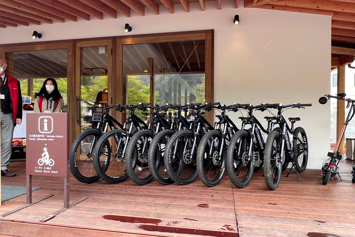 ▲立山町觀光協會提供多輛電動自行車E-BIKE，遊客可租借使用。　圖：向日遊顧問有限公司／來源