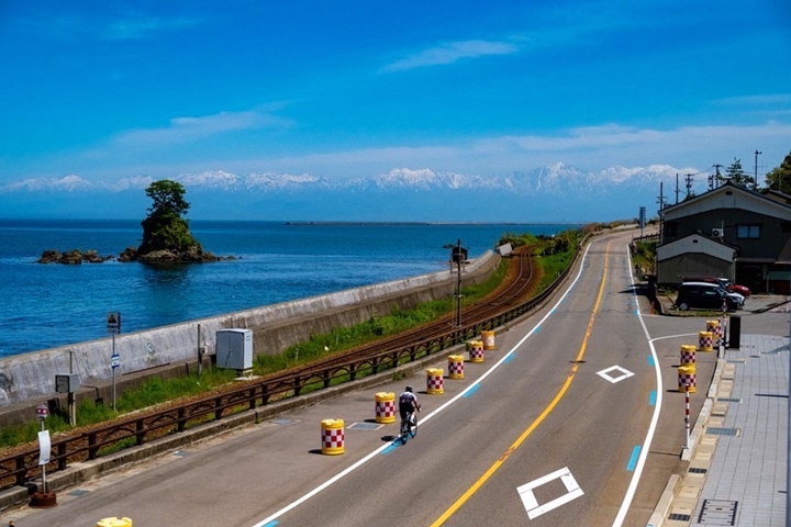 ▲自冰見市沿著富山灣岸一路騎乘，能欣賞雨晴海岸、立山連峰、JR冰見線共舞絕景。　圖：向日遊顧問有限公司／來源
