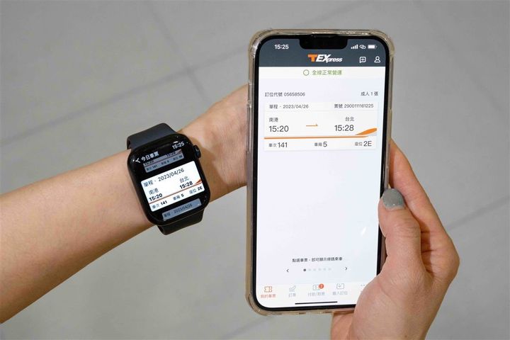 ▲持智慧型手錶感應進站搭高鐵，享受更加便利的個人化服務與更細緻的行動票務新體驗。　圖：台灣高鐵公司／提供