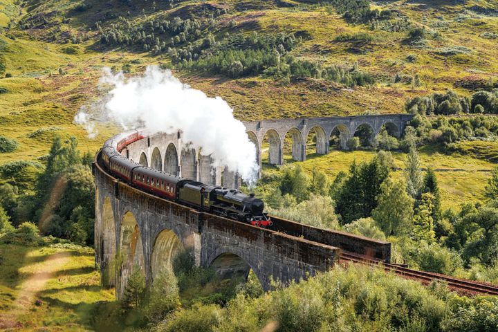 ▲格蘭芬蘭高架橋是著名小說《哈利波特》的電影取景地，能看見電影中載著巫師們通往霍格華茲的列車行駛。　圖：shutterstock／來源