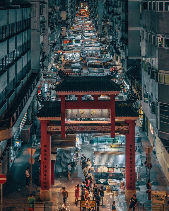 ▲華燈初上，氣息活躍的廟街 Temple Street。　圖：香港旅遊發展局／提供