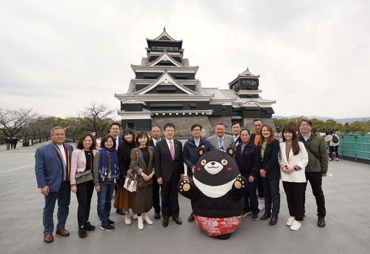 ▲高雄市長率領代表團及高雄熊參觀日本三大名城之一的熊本城。　圖：高雄市政府觀光局／提供