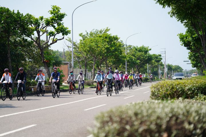 ▲一日雙塔（安平燈塔、國聖港燈塔）行程，導入濱海風光、生態、宗教、鹽田文化，相當豐富。　圖：雲嘉南濱海國家風景區管理處／提供