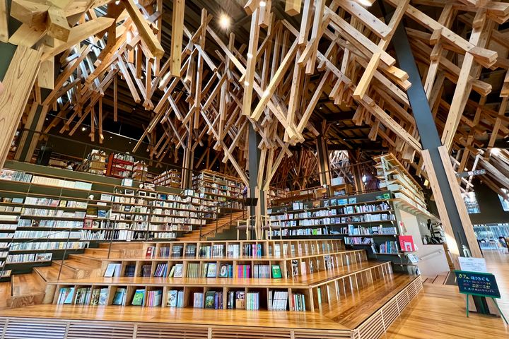 ▲堪稱四國最美圖書館「雲之上圖書館」隈研吾在檮原町創建的五大建築之一。　圖：高知縣國際觀光課／提供