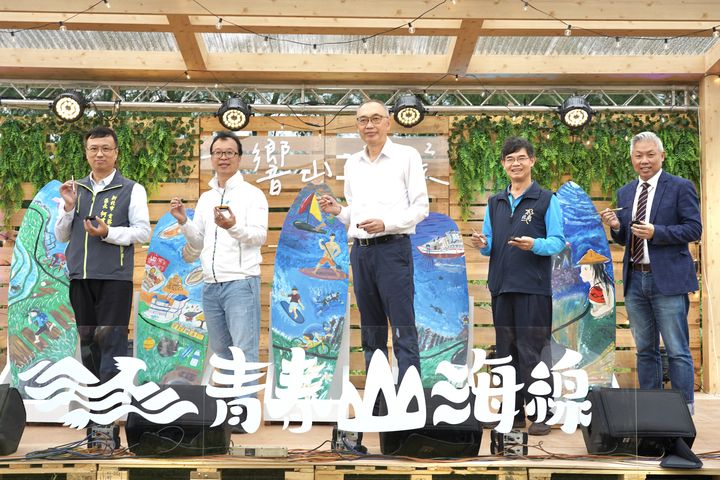 開幕儀式現場由新北市副市長謝政達與多位貴賓一同提起畫筆，共同完成串接著整幅圖畫的自行車道。　圖：新北市政府觀光旅遊局／提供