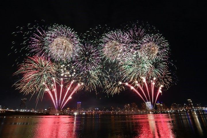 大稻埕夏日節煙火秀，照亮整個台北水岸夜空。　圖：臺北市政府觀光傳播局／提供