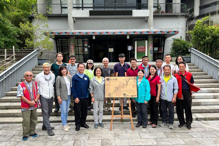 ▲山海圳推動平台成員共同完成山海圳全線拼圖，象徵集眾人之力推動國家綠道邁入下一個里程碑。　圖：林務局／提供