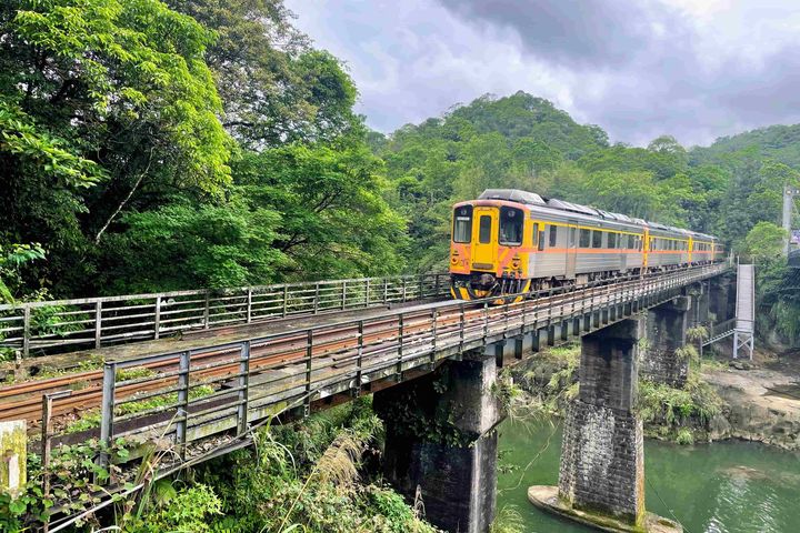 ▲觀瀑吊橋可觀賞到火車自吊橋邊經過的景象。　圖：新北市政府觀光旅遊局／提供