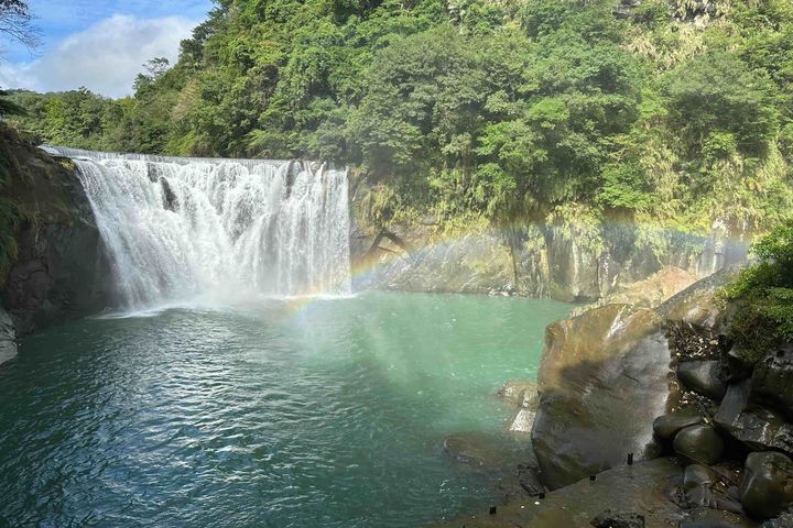 有「臺版尼加拉瀑布」之稱的十分瀑布深潭碧綠如墨，運氣好時還可看見彩虹斜掛。　圖：新北市政府觀光旅遊局／提供