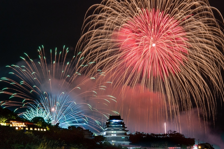 不只有夏天！日本靜岡熱海海上煙火大會 四季璀璨登場