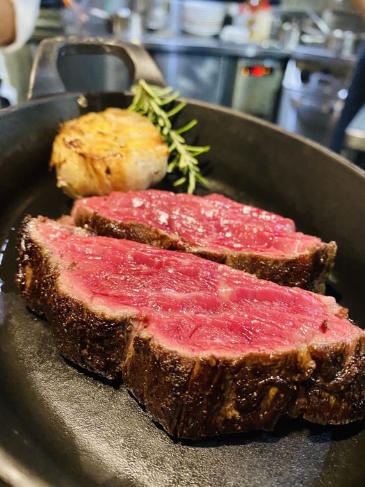 ▲在A steak牛排餐酒館的每一塊美國牛排都會經14天以上乾式熟成精鍊，呈現出「美國極佳級老饕牛排(肋眼上蓋)」應有的甜味及奶香味。　圖：貝可國際／提供