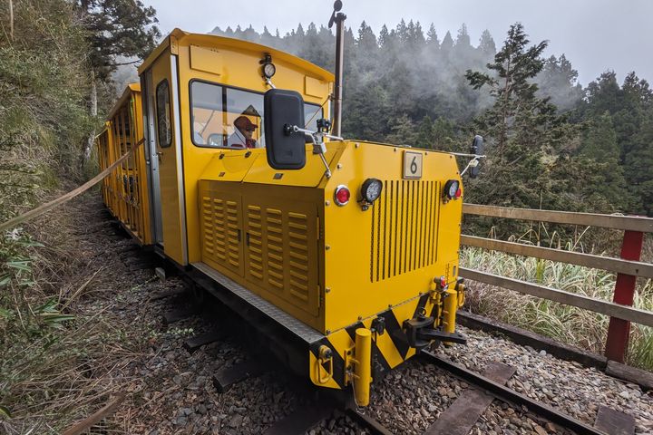 ▲新式蹦蹦車機車頭採用通過歐盟四期環保柴油引擎，提升車輛動力性能、降低行車污染及噪音。　圖：林務局／提供