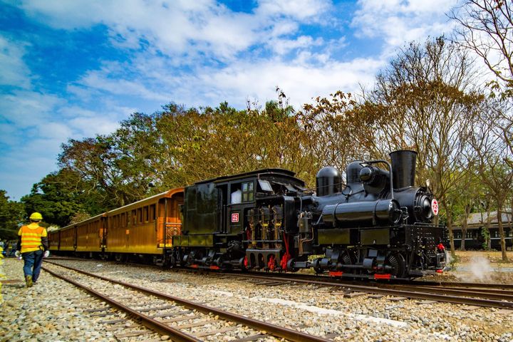 25號蒸汽火車及檜木列車。　圖：阿里山林業鐵路及文化資產管理處／提供