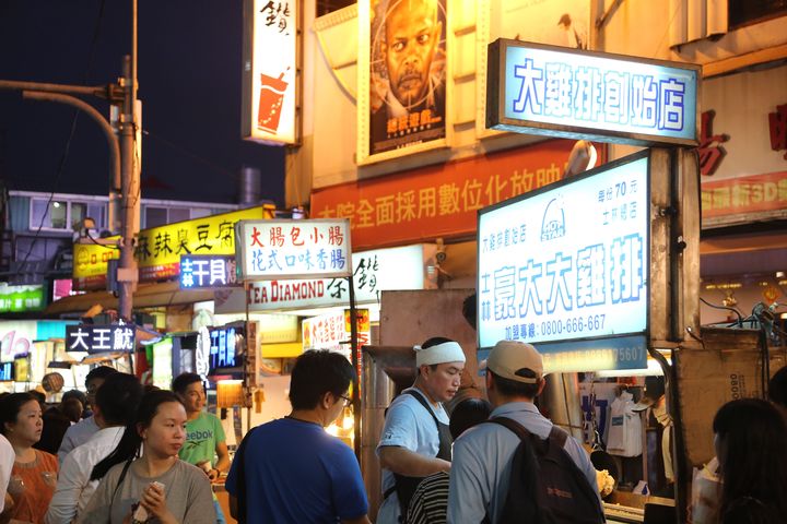 位於捷運站1號出口的士林夜市有眾多特色小吃。　圖：臺北市政府觀光傳播局／提供