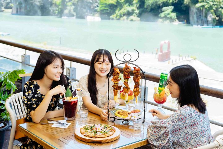 地景藝術展出期間，除了拍美照還可以來到碧潭東岸的餐飲遊憩區享用各種異國美食佳餚。　圖：新北市政府觀光旅遊局／提供